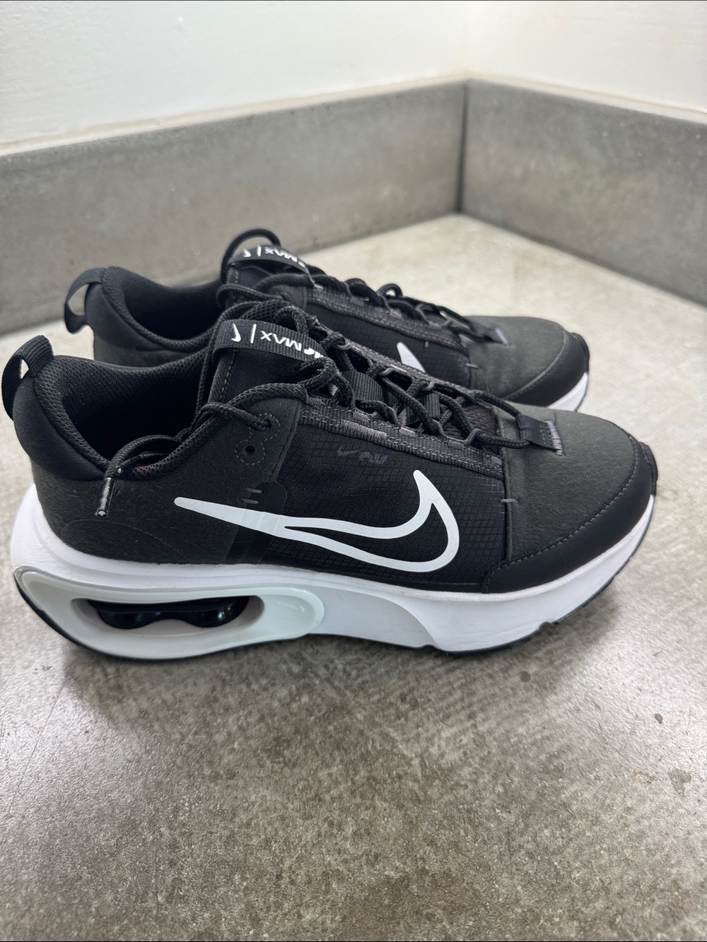 Nike women/Men’s Black and White Sneakers with Air Cushion size 7.5